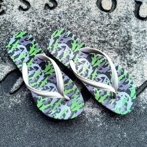 NWOT DSG Shark Camo Toddler Flip Flop Sandals sz 13K- 1 Green Gray Beach